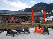 At the valley station of the Crêtes du Midi chairlift (Praz sur Arly), this venue invites you to linger until shortly after the slopes close.