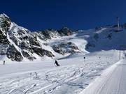 Wide slope Nörderjoch with glacier break