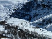 In Les Menuires, there are cross-country ski trails on both sides of the stream.