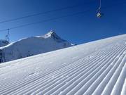 Perfectly groomed slopes with Talleitspitze in the background