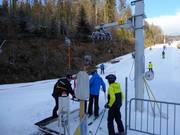 At the drag lift, children are assisted when getting on.