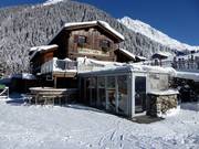 Après-ski bar S'Näscht at the valley run