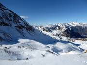 At the Collado de Basibé, challenging slopes and off-piste descents begin.
