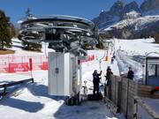 The staff hands over the plate at the ski lift