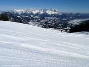 Slope No. 36 Hahnenkamm with a view of the Wilder Kaiser