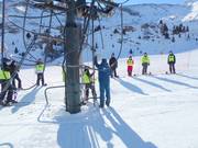 Assistance when getting on the platter lift