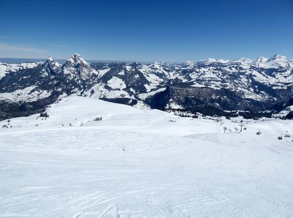 Wide slopes on the Fronalpstock with views of the Mythen