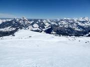 Wide slopes on the Fronalpstock with views of the Mythen