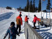 Assistance when getting on the platter lift