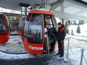 Assistance when disembarking at the Steinplattenbahn