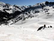 Black slope La Portella d'Arcalis with a view over the ski area