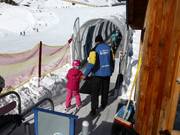 Staff at the conveyor belt looks after the children