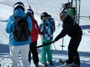 At the drag lifts, winter sports enthusiasts are assisted.
