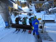 Assistance is provided when boarding the chairlifts.