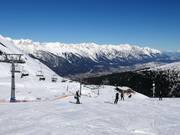 Snowpark, Karleitenbahn lift and Sunnalm - in the background: Innsbruck