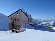 Hannoverhaus in the middle of the ski area