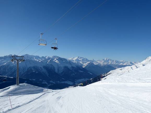 Wide slope in Bellwald with a view of the Fieschertal