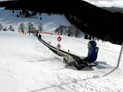 Conveyor belt for tobogganing and ski school