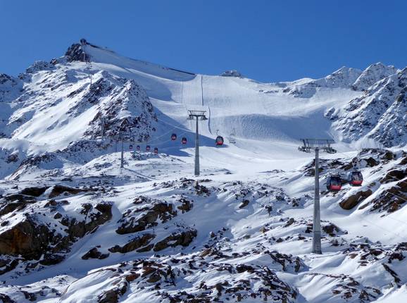 Wildspitzbahn - 8pers. Gondola lift with seat heating (monocable circulating ropeway)
