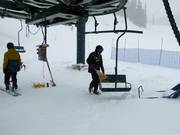 When it snows, the seat surface is cleared off.
