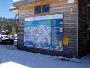 Information board with open lifts and slopes at the valley station