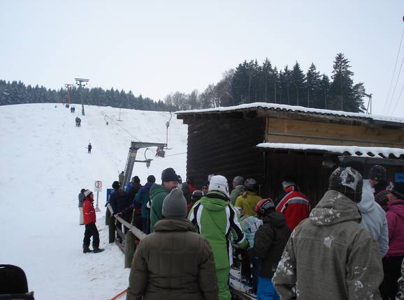 When there is snow, the lift is well frequented.