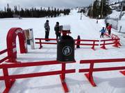 Trash cans are available at the entrance.