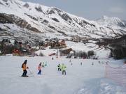 Ski school group on the valley run to Saint Sorlin