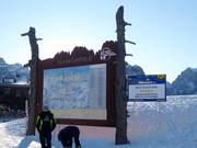 Slope map in the middle of the ski area