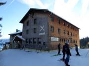 The Hörnerhaus is located in the middle of the ski area.