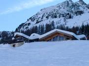 Hut on the slope down to Villaroger