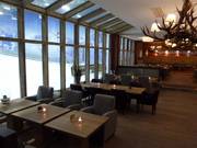 Hotel Fire & Ice lounge with a view of the slopes