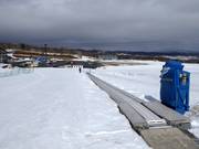 Beginner slope with conveyor belt at the valley station of the gondola lift