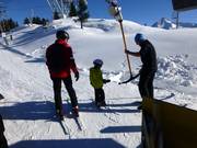 At the beginner lifts, the cable car staff are happy to assist.