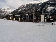 Apartments and hotels located directly on the slopes in the valley area.