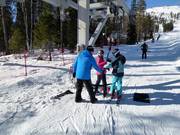 Assistance when getting on the drag lift