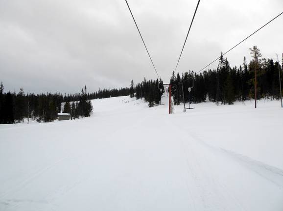 Take the drag lift to the slopes in the Kirikeskus ski area.