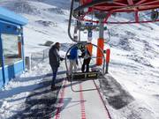 Assistance when boarding at the Panoramabahn Klühspies