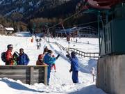 The staff hands the plate to the winter sports enthusiasts.
