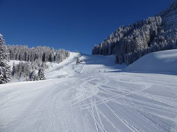 Wide easy slope below the Hochalm