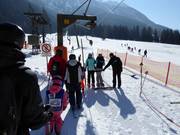 The staff assists with boarding at the Köfelelift.