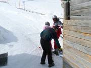 Assistance when getting on the drag lift