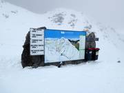 Slope signage and piste map in the ski area The Remarkables