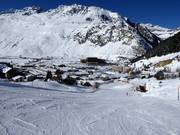 The slope ends directly in Andermatt
