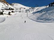 Slope at the Les Combes six-seater chairlift in Châtel
