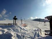 From the entry point at the parking lot, two drag lifts start